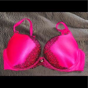 Beautiful Victorias secret bombshell push up bra